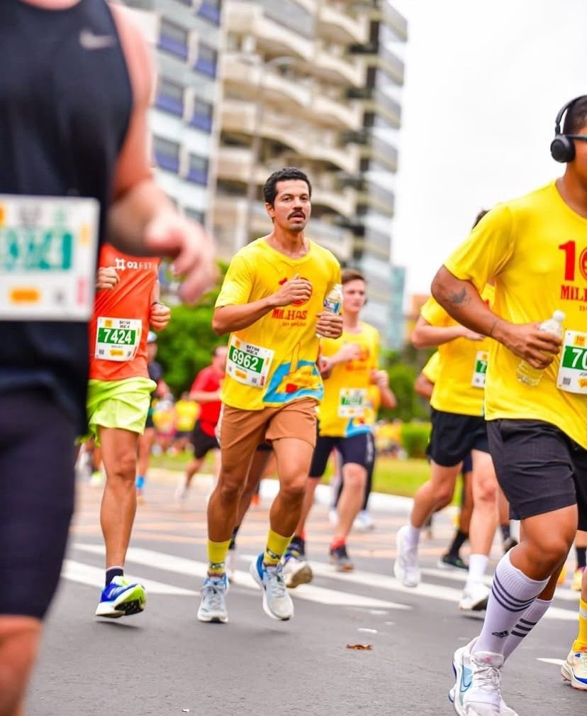 Manoel Ednaldo em prova de corrida na rua, com foco e determinação.